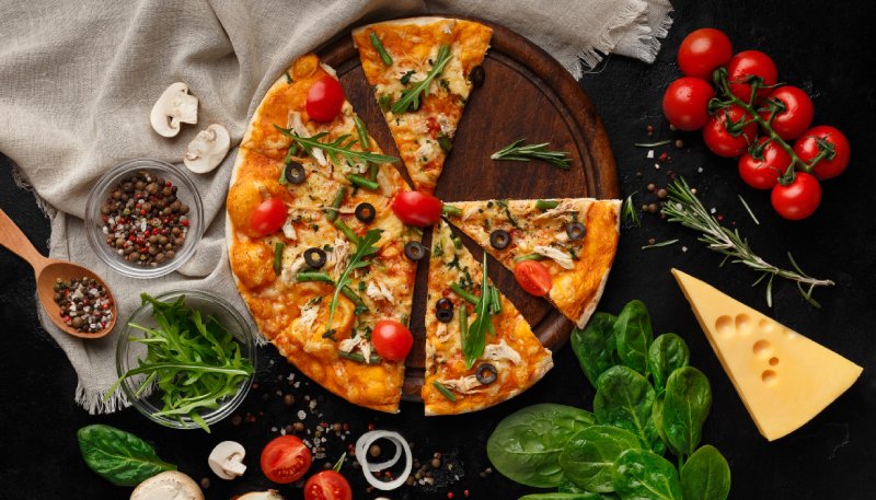 O pizza mare si fierbinte pentru cina ti-ar putea prinde bine