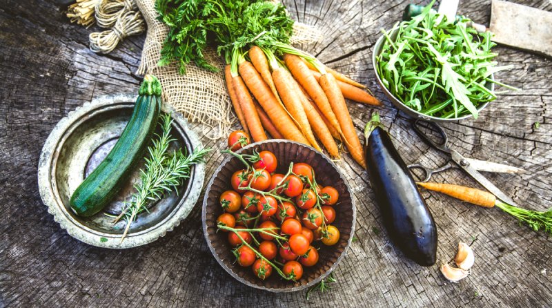 Legume fresh, pregatite pentru a fi preparate si puse pe pizza: rosii, vinete, dovlecei, rucola